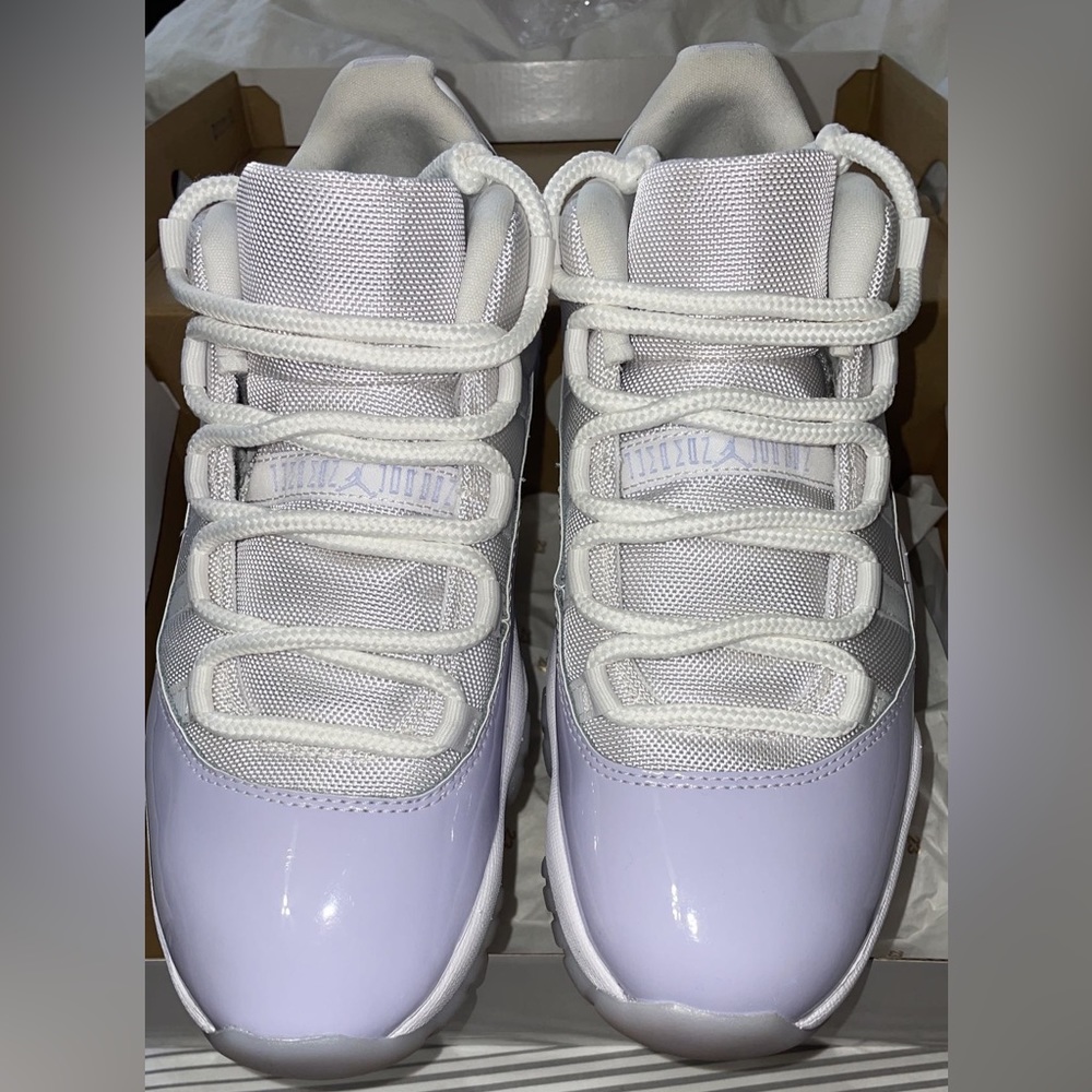 jordan 11 retro low pure violet, woman’s 11.5 men’s 10